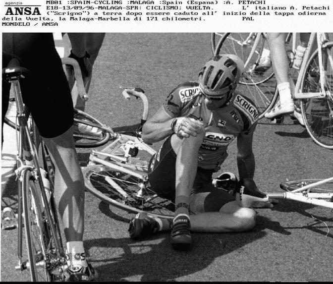 Una delle sue prime corse da professioniste  alla Vuelta del 1996: in foto, a terra, dopo una caduta all'inizio della tappa della Vuelta, la Malaga-Marbella (171 chilometri) 